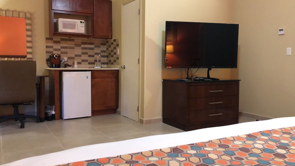 Deluxe Studio, 1 King Bed, Kitchenette