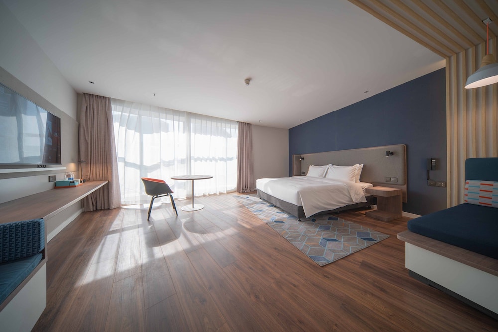 Standard Room, 1 King Bed (Extra Floor Space) photo 2