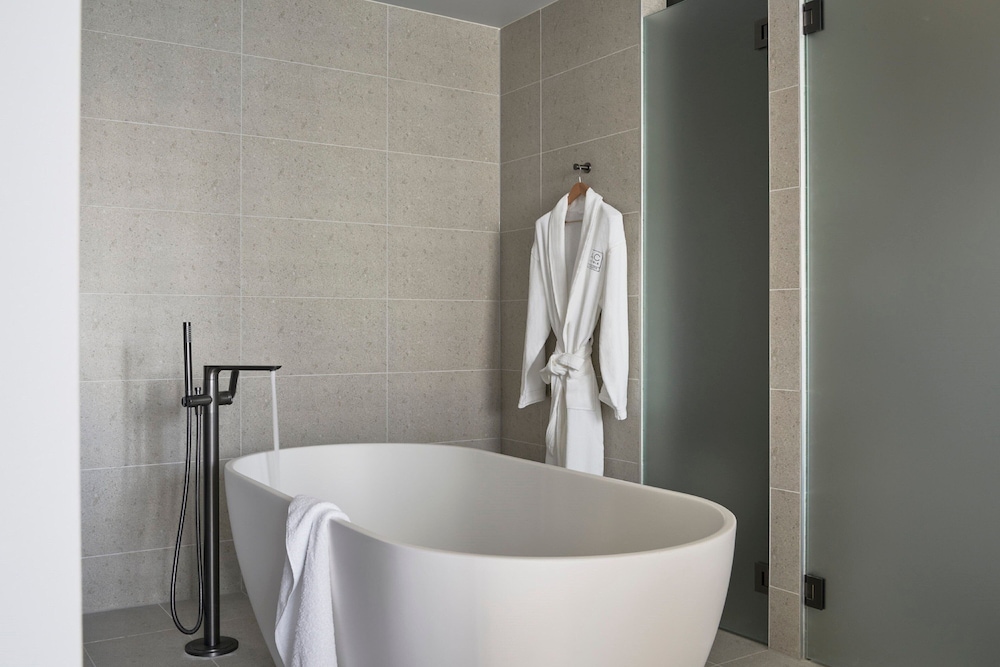 Signature Suite, 1 King Bed, City View - Photo 12