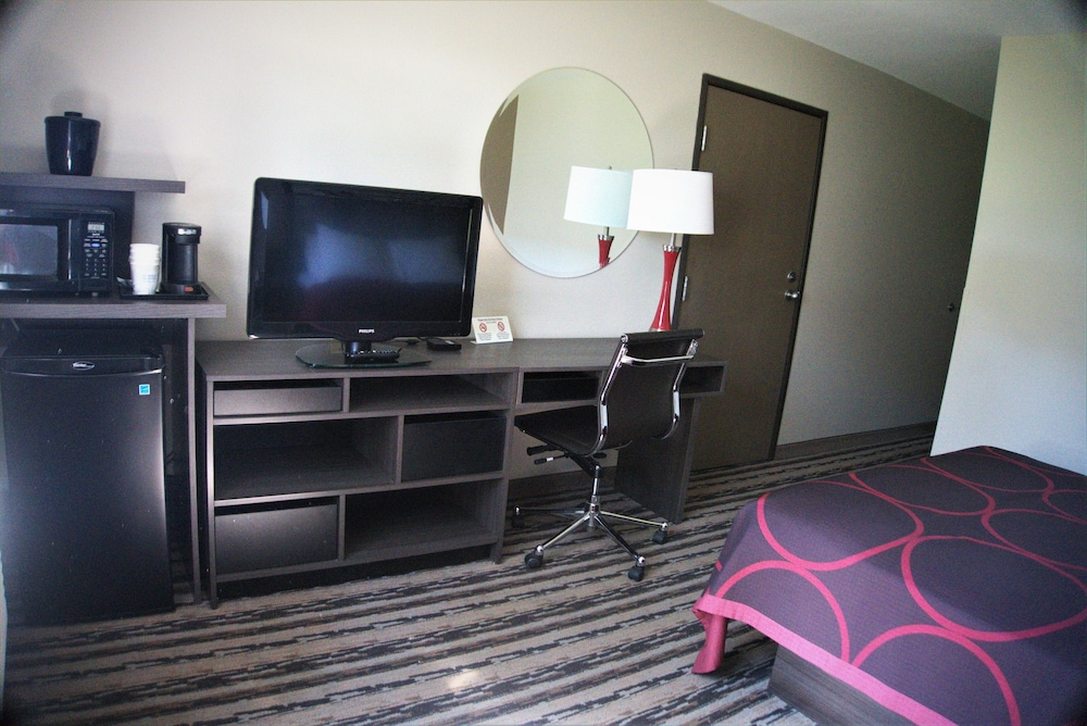 Room, 1 Queen Bed, Microwave - Photo 2