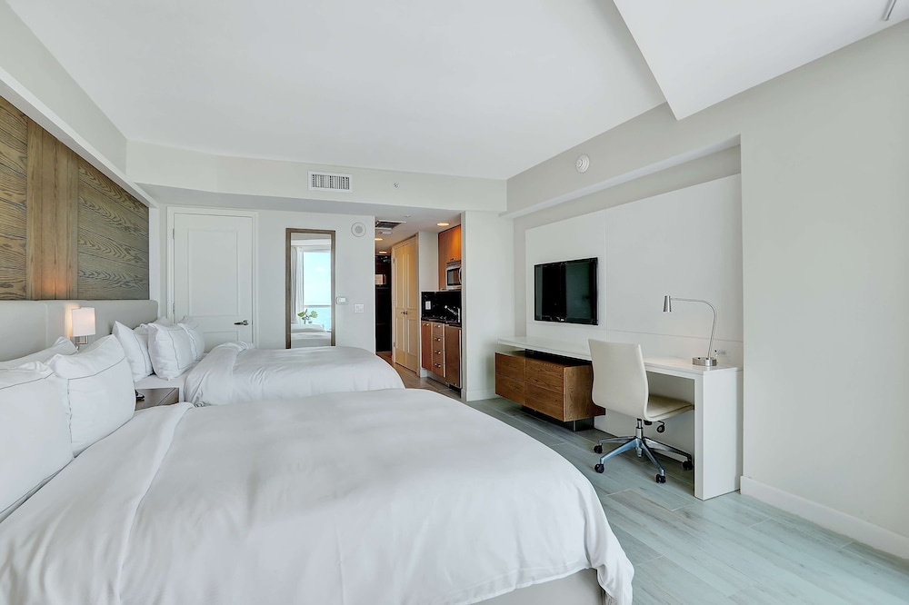 Junior Room, 2 Queen Beds, Accessible, Bay View (Hearing)