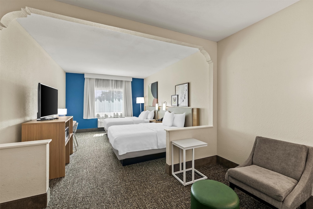 Room, 2 Queen Beds, Accessible, Bathtub - Photo 3
