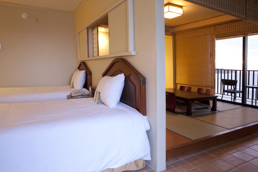 Japanese Suite, Oceanfront, Beach Tower - 6 adults – 2 single beds+1 extra bed+3 Japanese futons photo 3