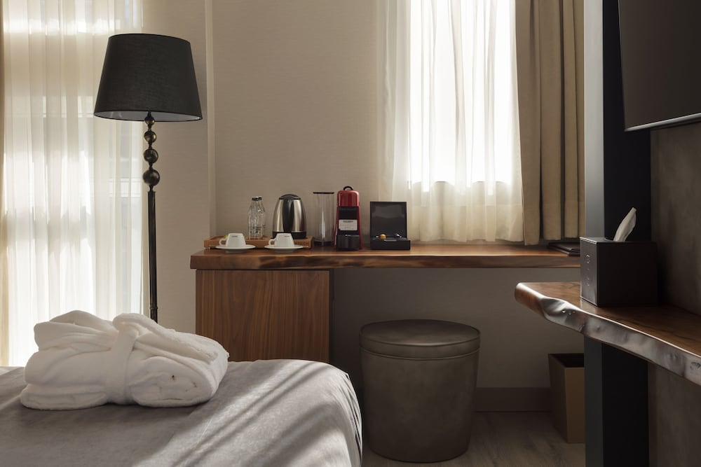 Deluxe Room, 1 Queen Bed photo 3