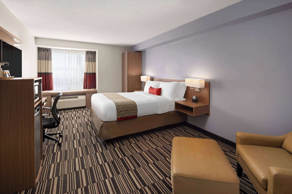 Deluxe Room, 1 Queen Bed, Non Smoking photo 1