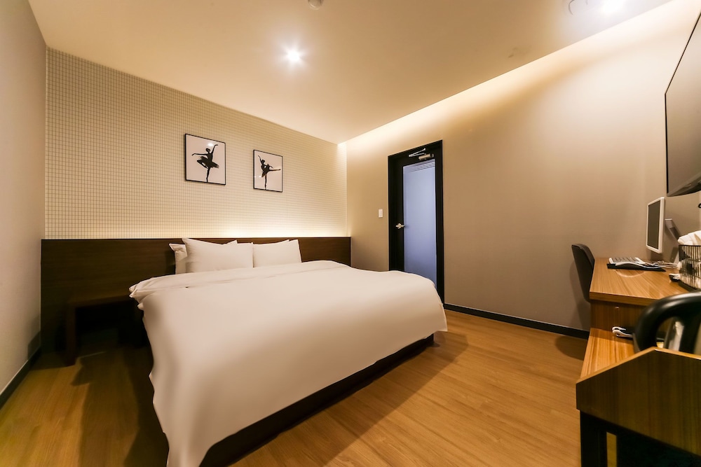 Basic Suite, 1 Queen Bed photo 1