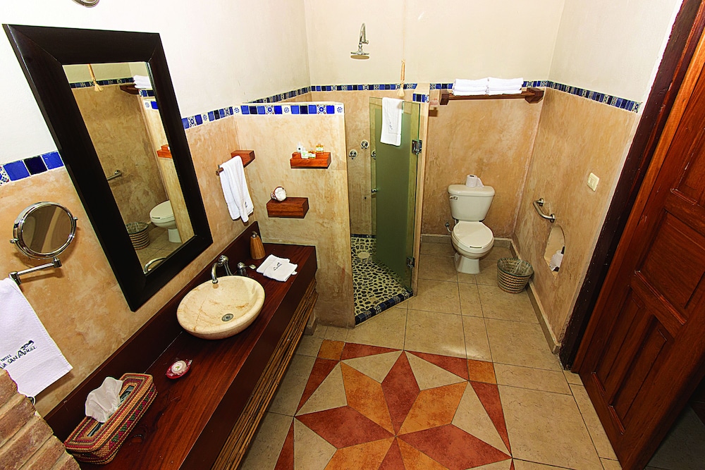 Deluxe Room, 1 Queen Bed, Jetted Tub - Photo 5