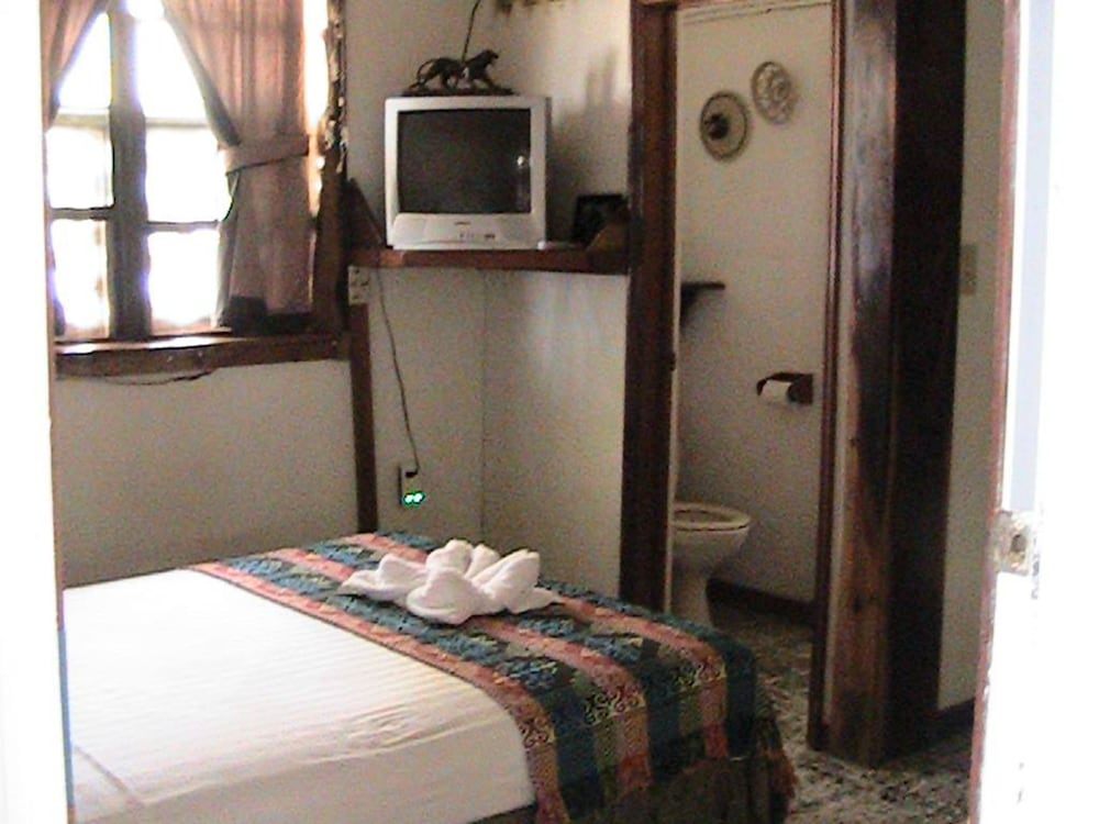 Standard Room, 1 Queen Bed photo 3