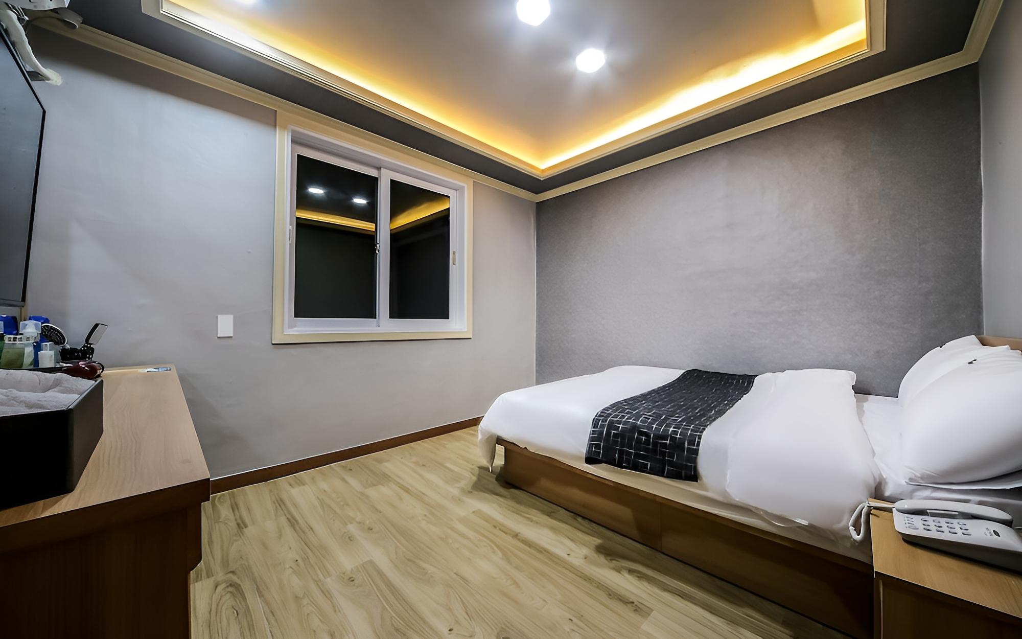 Room (Standard Room) - Photo 14