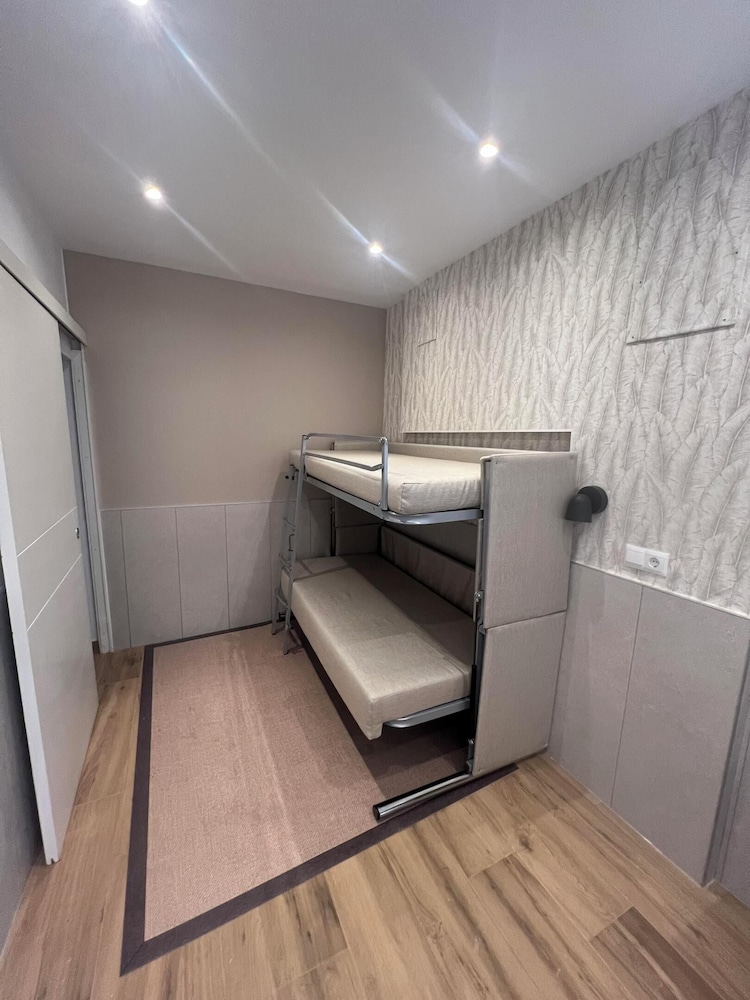 Family Quadruple Room with Free Airport Shuttle photo 2