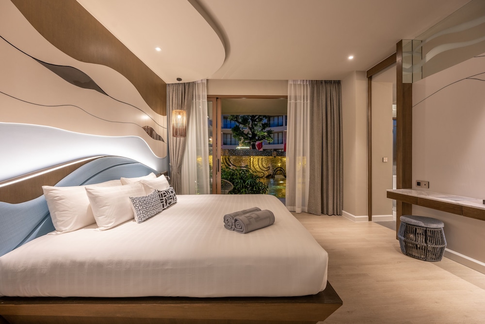 Junior Room, 1 King Bed, Pool Access, Ground Floor photo 2