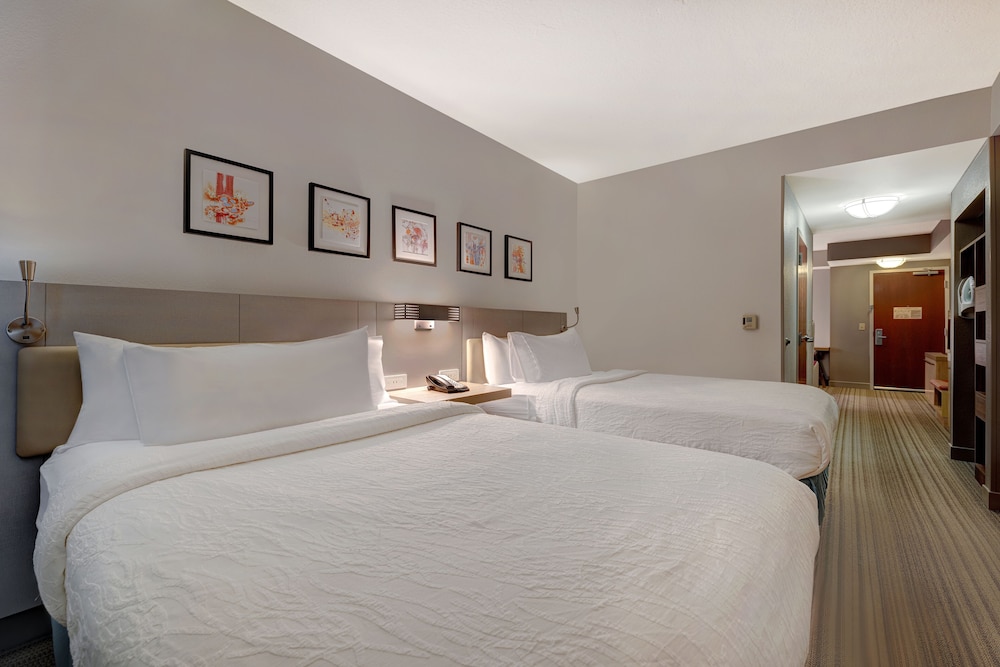 Premium Room, 2 Queen Beds (In-Room Drinks & Snacks) photo 3