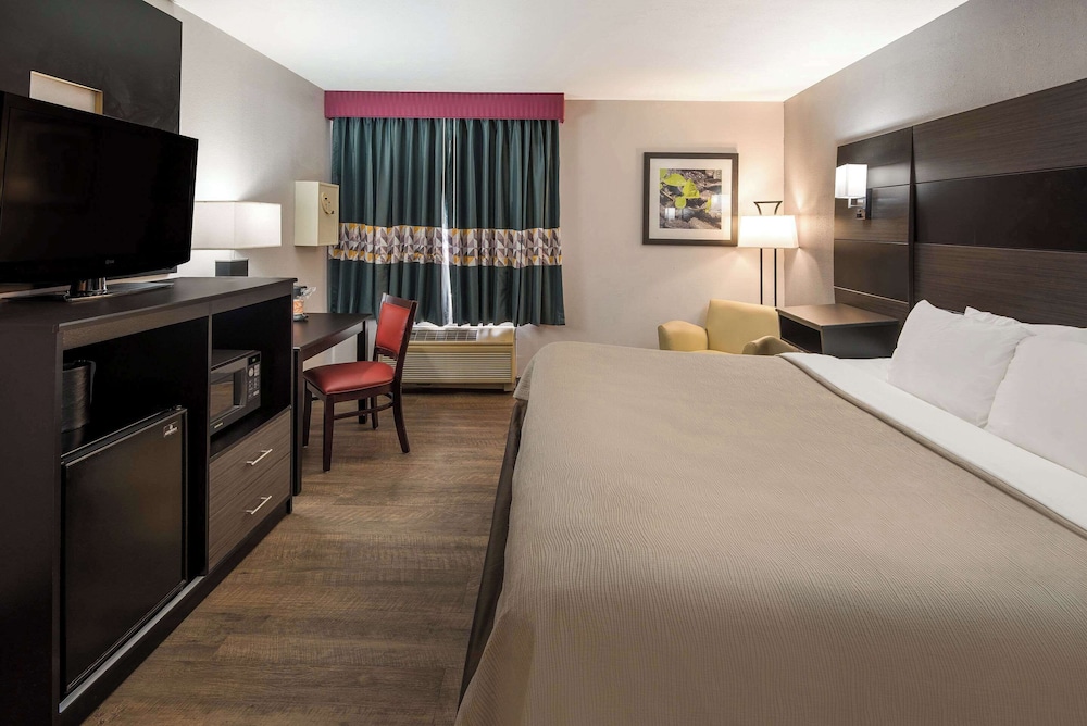 Standard Room, 1 King Bed, Non Smoking - Photo 1