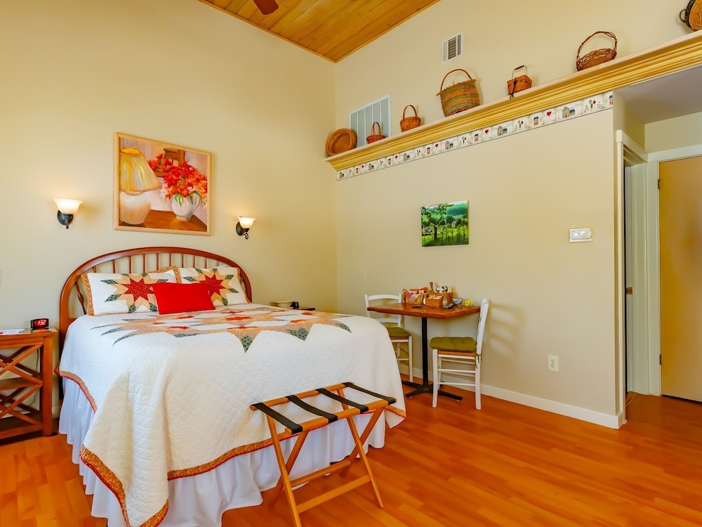Deluxe Suite, Private Bathroom (Garden - Pets Allowed) photo 1