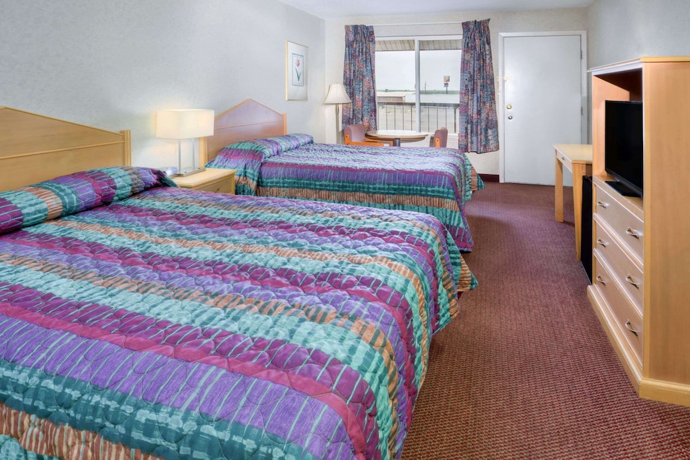 Room, 2 Queen Beds - Photo 1