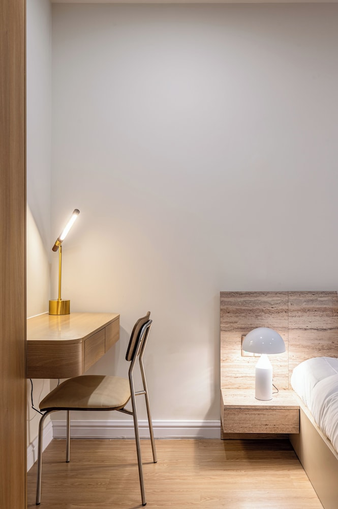 Deluxe Studio, 1 King Bed, Balcony