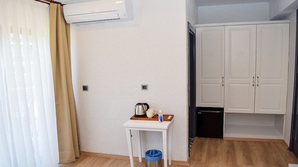 Standard Room, 1 Queen Bed, Courtyard View photo 3