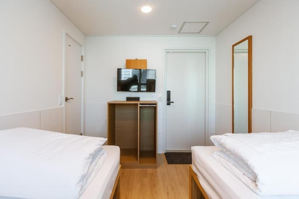 Twin Room, City View (Window) - Photo 3
