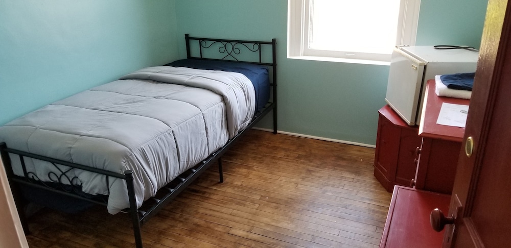 Basic Single Room, 1 Twin Bed, Non Smoking, OUT OF STATE ID REQUIRED photo 1