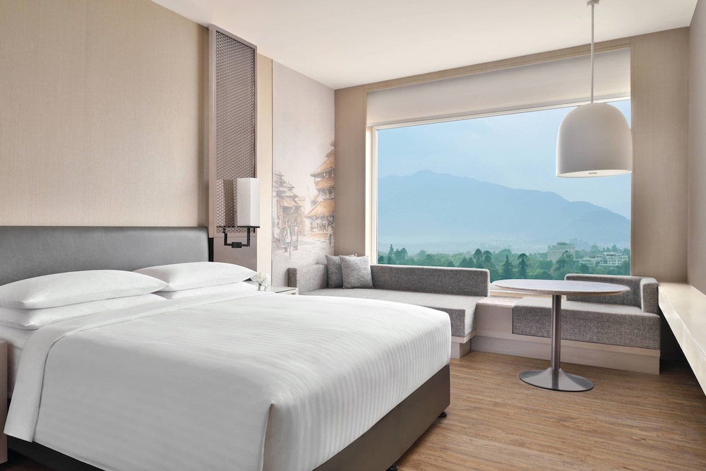 Club Room, 1 King Bed - Photo 3