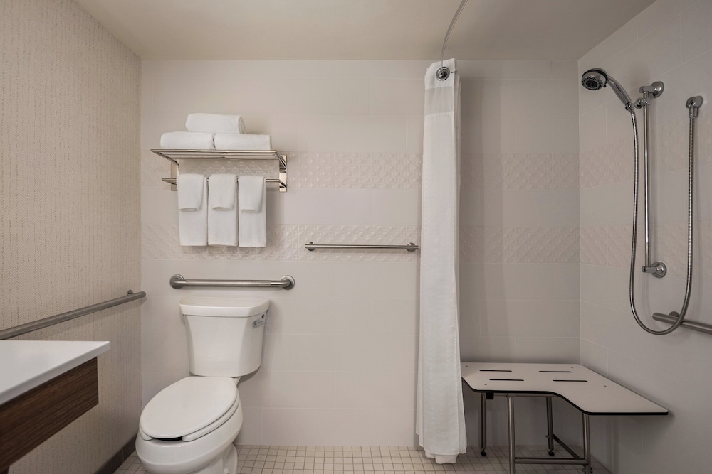 Standard Room, 1 Queen Bed, Accessible (Roll-In Shower) - Photo 6