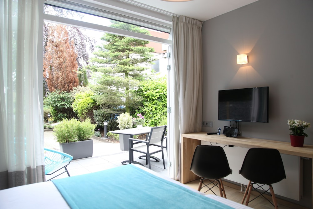 Deluxe Double Room, 1 Queen Bed, Terrace (Ground Floor) photo 2
