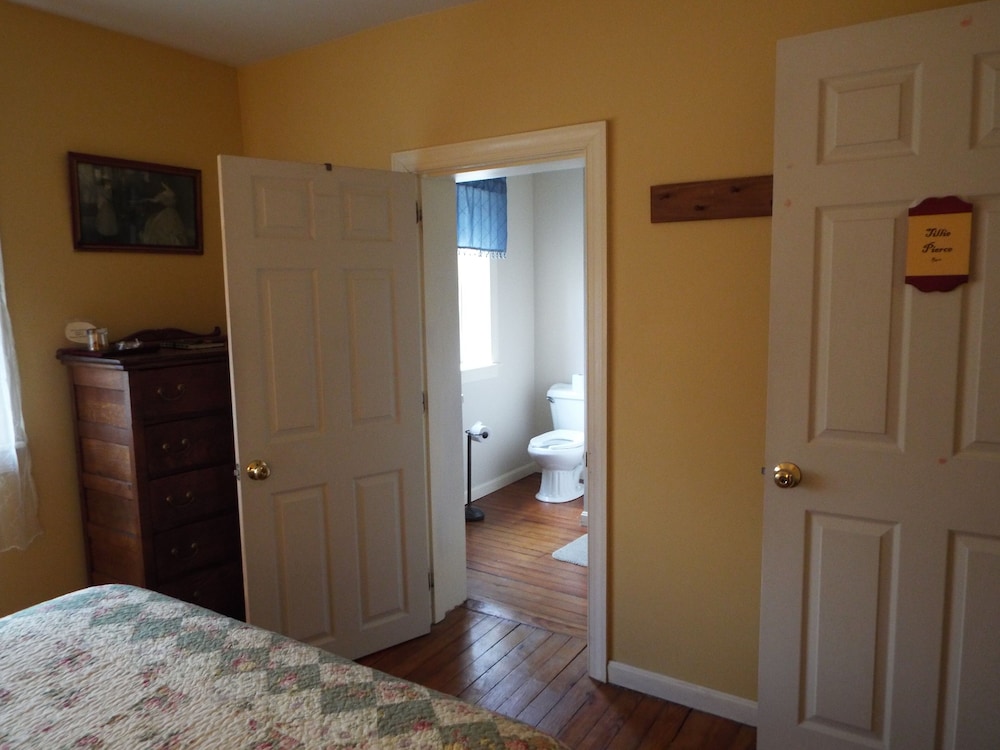 Superior Double Room, Ensuite (Tillie Pierce Room) photo 3