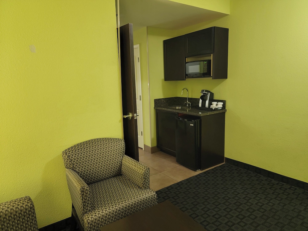 Suite, 1 King Bed (Living Area) - Photo 12