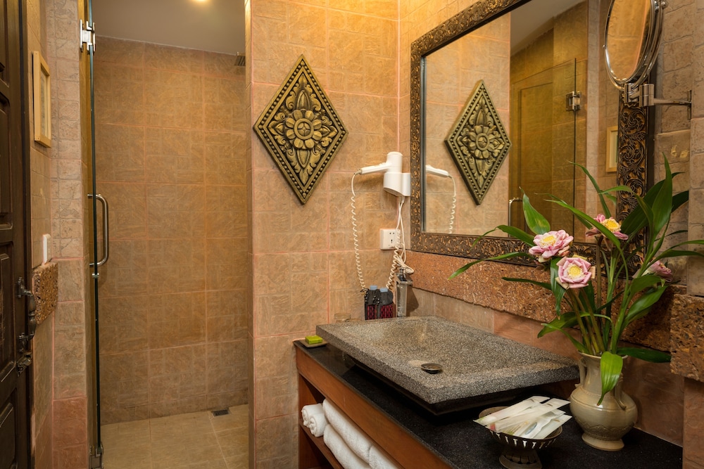 Suite, Pool View - Photo 10