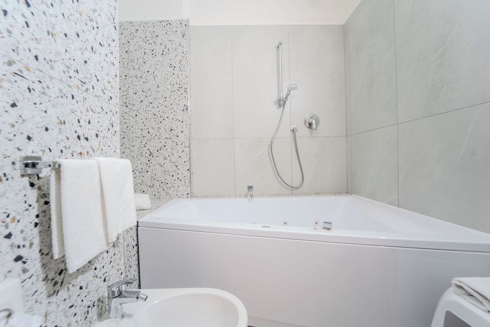 Queen Suite with Spa Bath - Photo 1