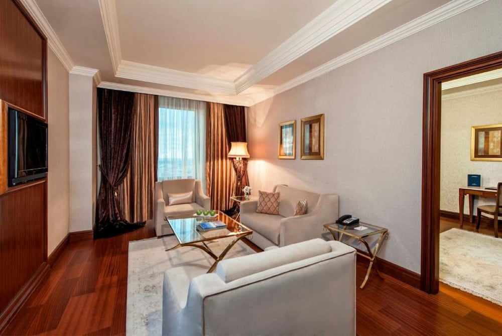 Suite with King Size Bed photo 2