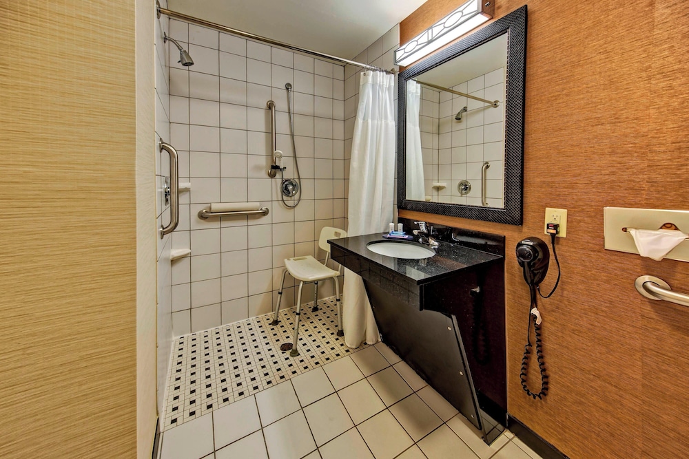 Room, 1 King Bed (Hearing Accessible) - Photo 3
