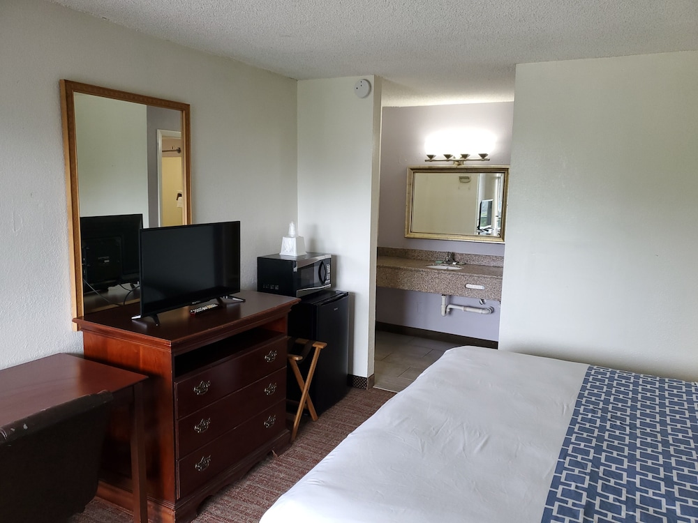 Standard Room, 1 King Bed, Non Smoking photo 2