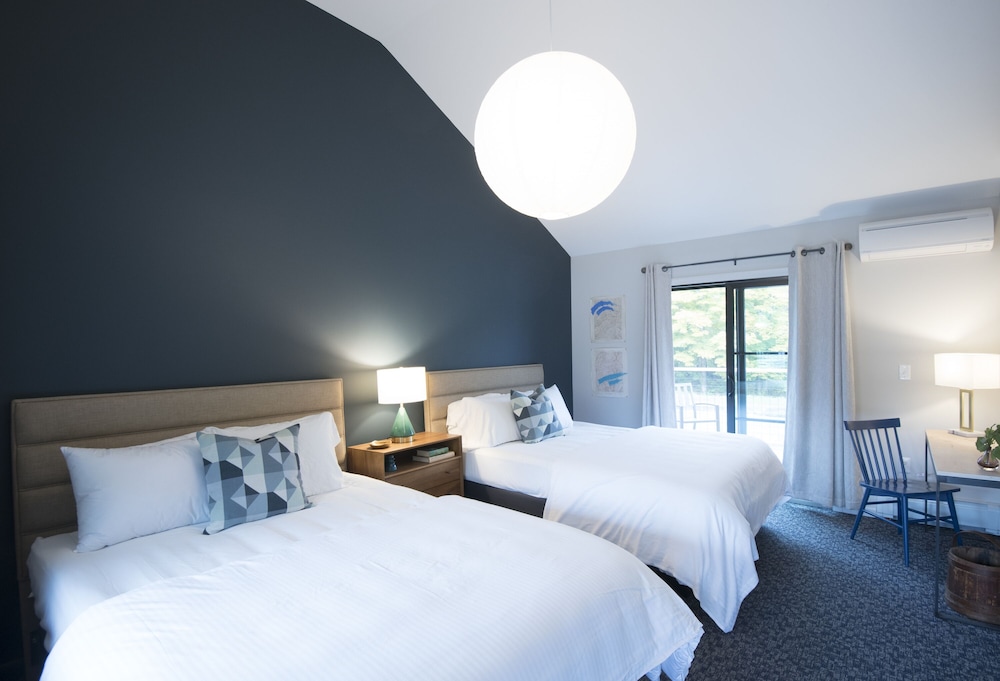 Deluxe Room, 2 Queen Beds, Hot Tub, Mountain View photo 1