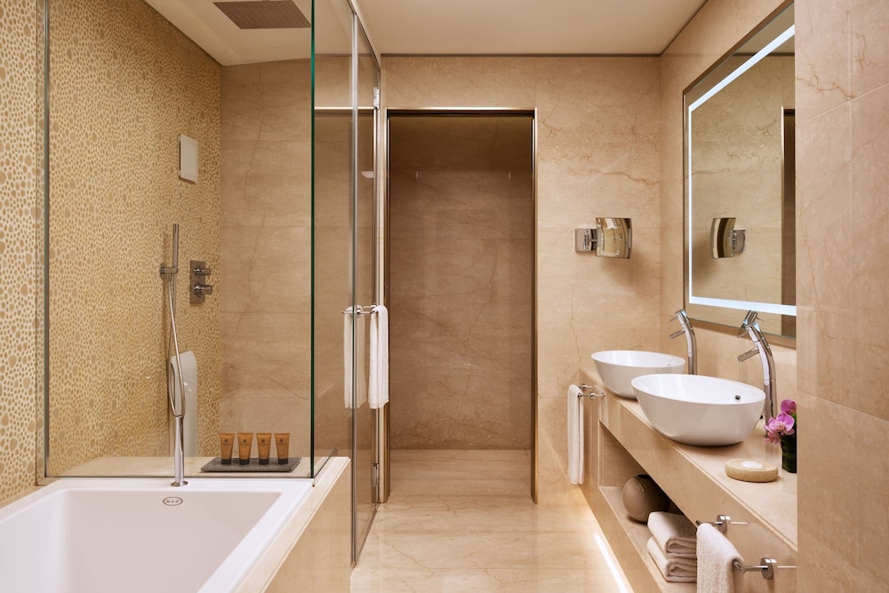 Signature Suite, 1 King Bed thumbnail 6