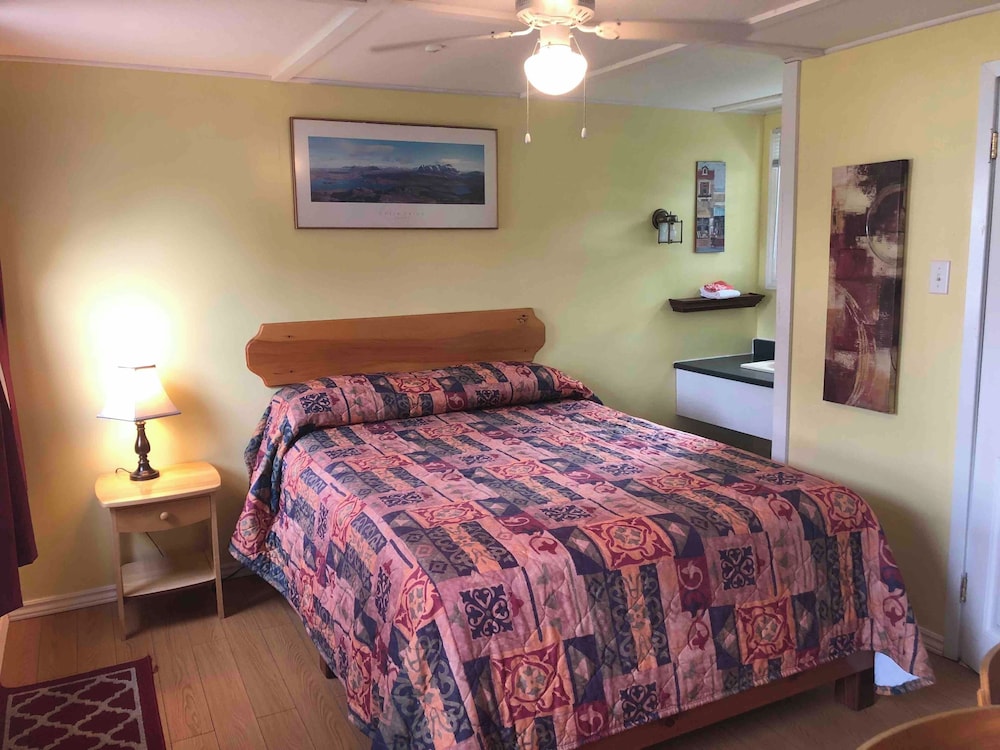 Motel 2 Adjoining Rooms, 1 Queen Bed Each photo 2