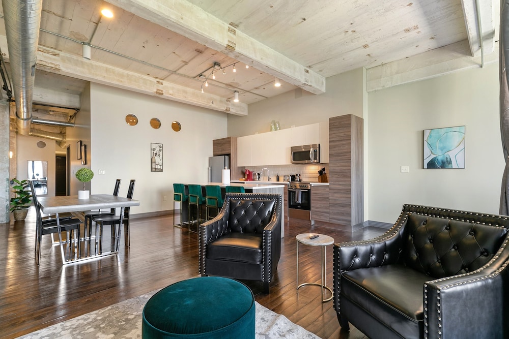 Signature Loft, 3 Bedrooms, 2 Bathrooms, City View - Photo 1