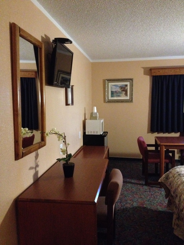 Deluxe Room, 1 Queen Bed photo 2