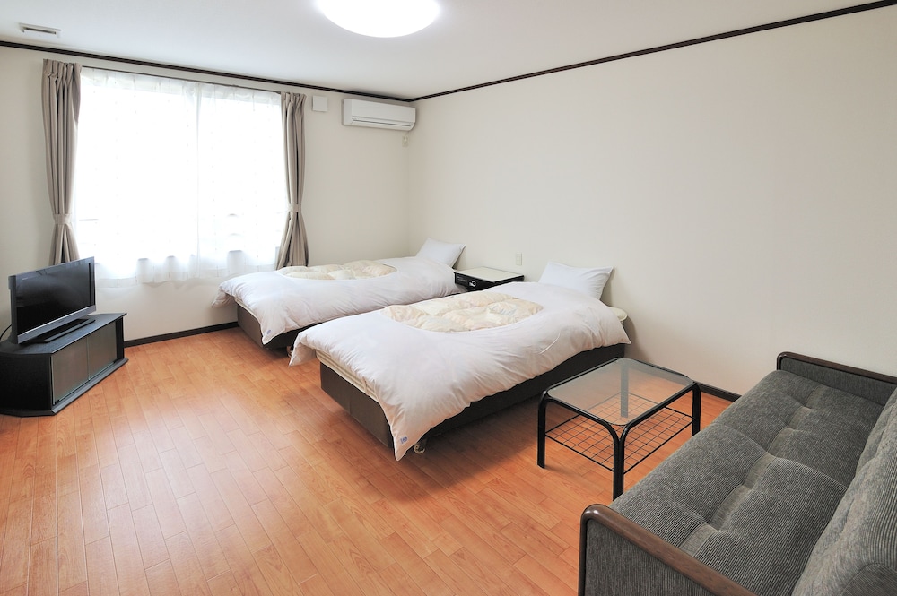 Twin Room with Private Toilet, Shared Bathroom photo 1