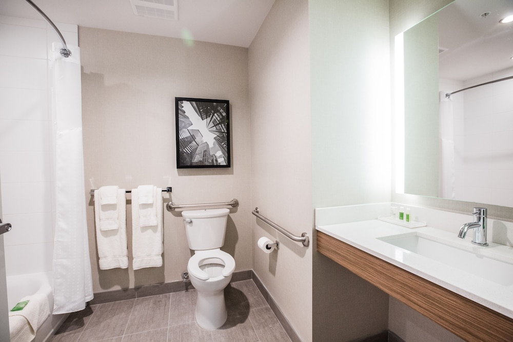 Standard Room, 1 King Bed, Accessible Bathtub (Communications) thumbnail 5
