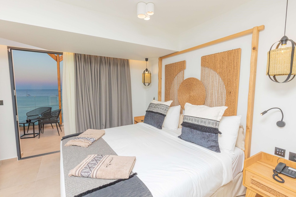 Deluxe Double or Twin Room, Sea View photo 2
