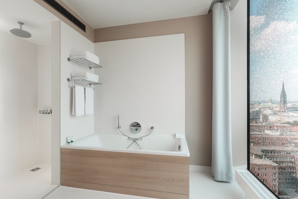 Junior Suite, 1 King Bed, City View thumbnail 6