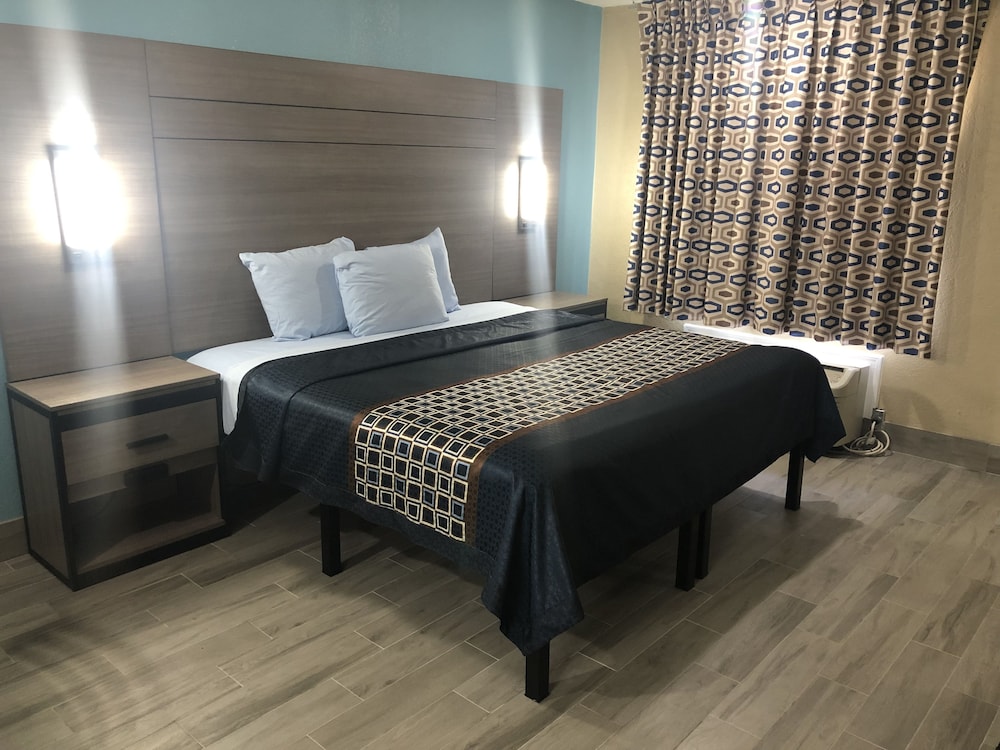 Single Room, 1 King Bed, Kitchenette