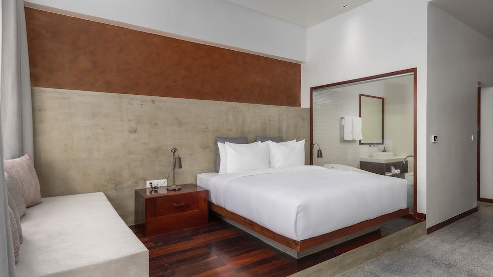 Deluxe King Room Free Laundry + Daily 90Min Massage + Mini Bar + Round Trips Airport Transfers - Photo 12