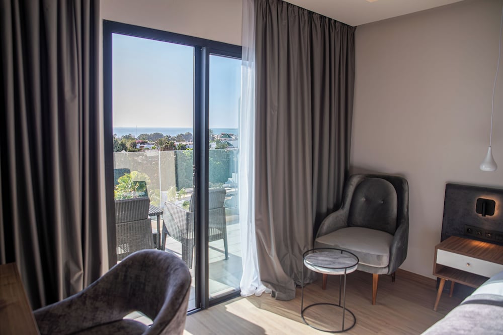 Room, Sea View