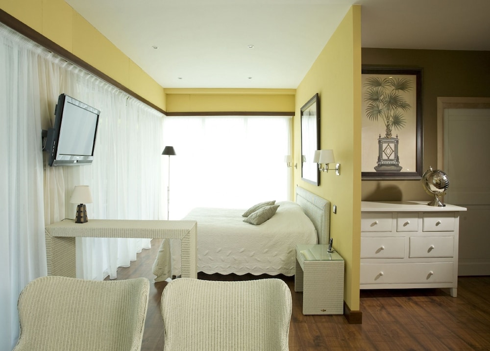 Family Suite, 1 Queen Bed, Terrace, Pool View (Bunk beds) photo 2