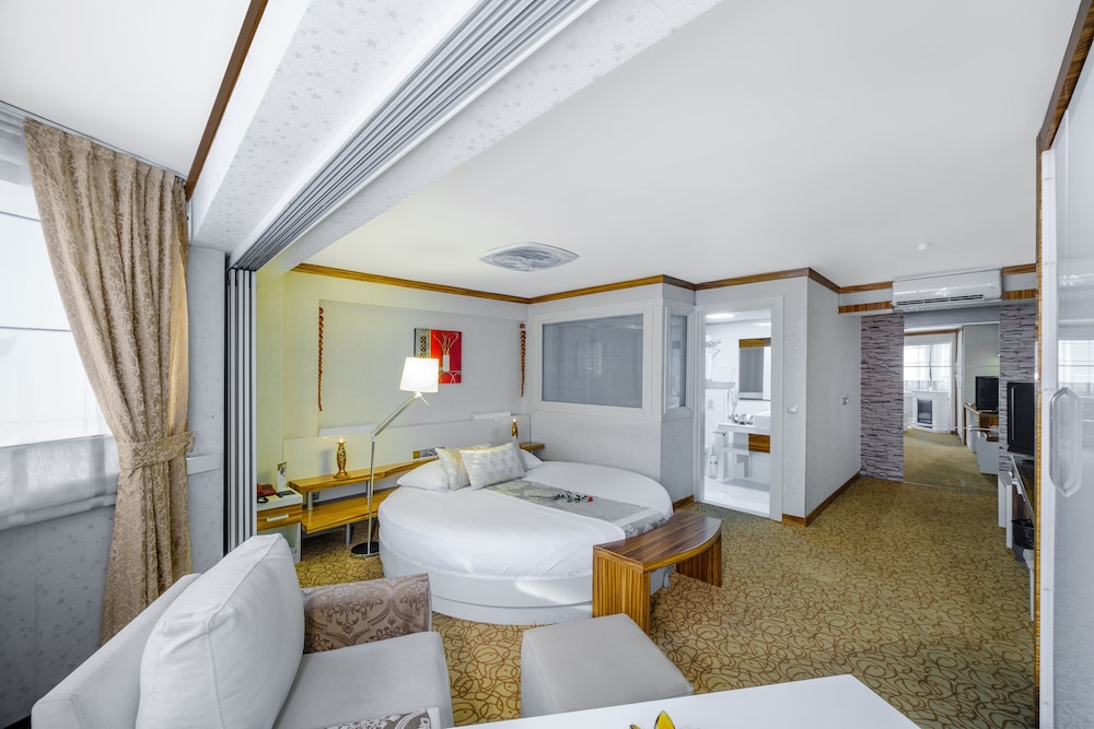 Honeymoon Room, 1 Queen Bed photo 3