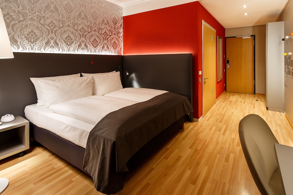 Standard Room, 1 Queen Bed, Accessible photo 2