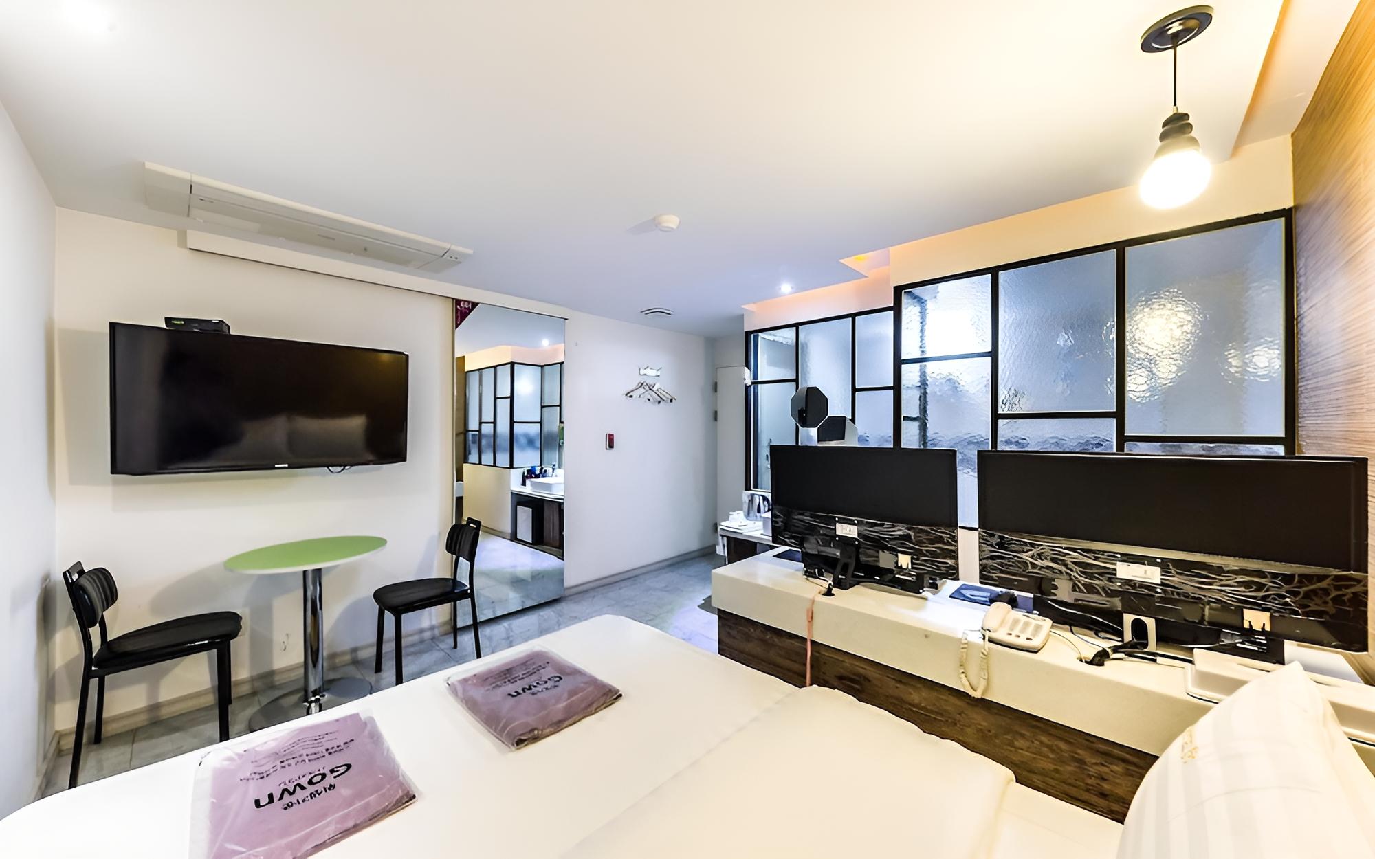 Room (Gaming PC (Couple PC/Netflix viewing/) - Photo 15