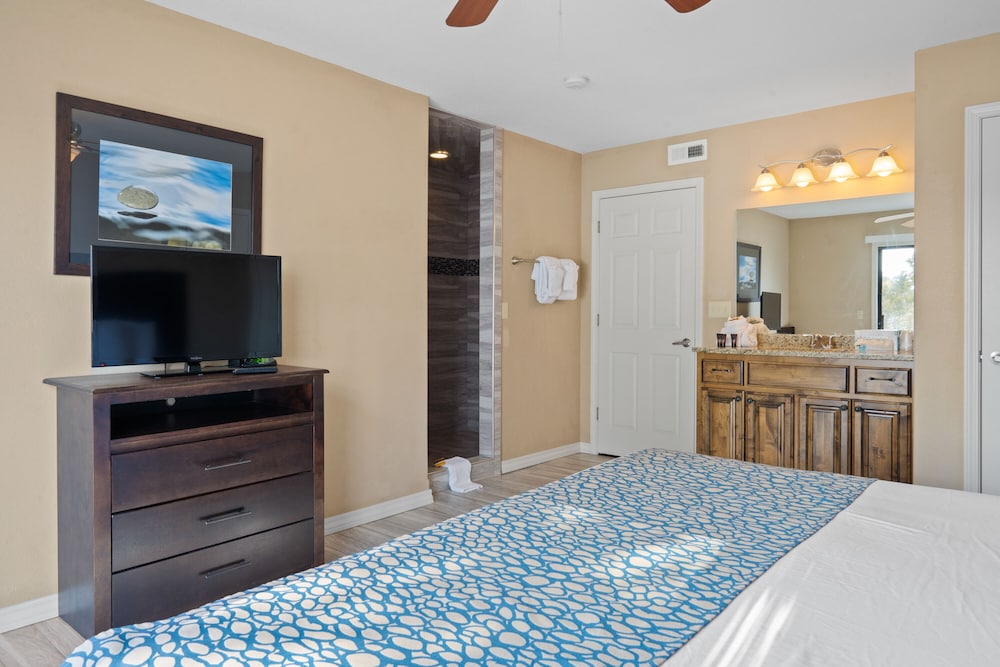 3 -BD Lakefront Luxury Suite Unit 311 photo 1